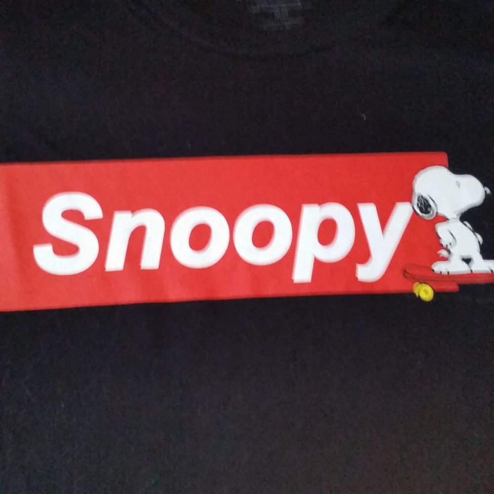 Peanuts Snoopy on a skateboard graphic black t-shirt EUC